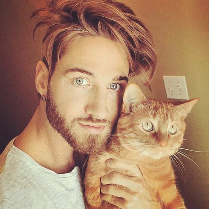 Горячие парни с котятами из Instagram