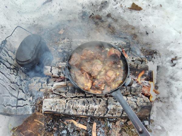 Еда, приготовленная в походе, всегда вкуснее