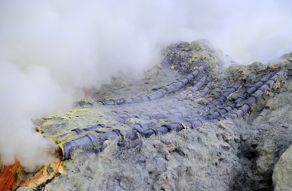 Как добывают серу из кратера вулкана в Индонезии