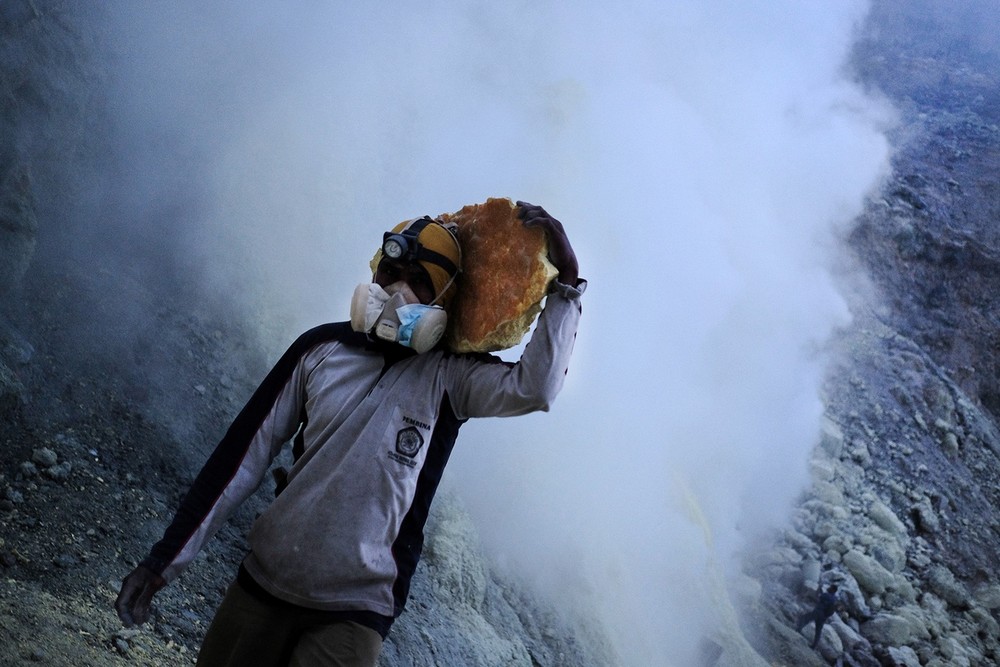 Как добывают серу из кратера вулкана в Индонезии