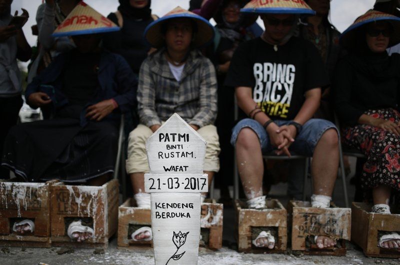 50 фермеров из Индонезии зацементировали себе ноги в знак протеста