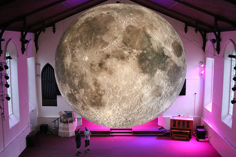 Художник создал точную копию Луны диаметром 7 метров