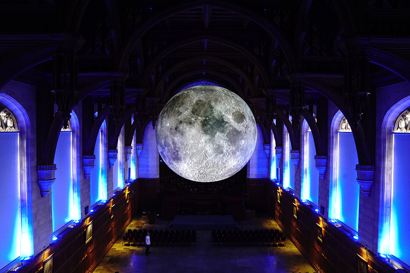 Художник создал точную копию Луны диаметром 7 метров