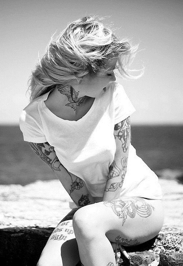 Красивые девушки любят татуировки.