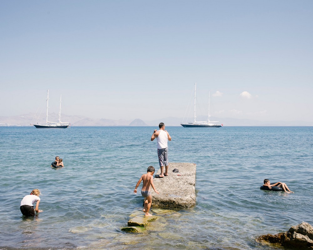 Туристы vs беженцы в Греции