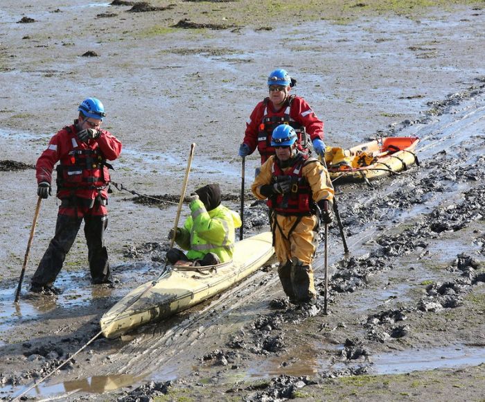 40 спасателей вытаскивали застрявшего в грязи байдарочника