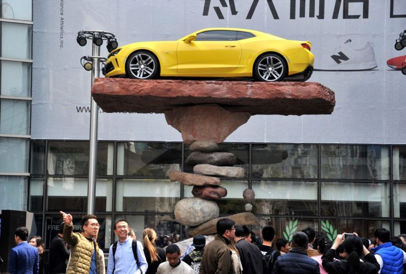 Мастер балансировки установил автомобиль на хрупкий постамент из камней