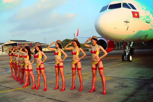 На рейсах авиакомпании VietJet работают стюардессы в бикини