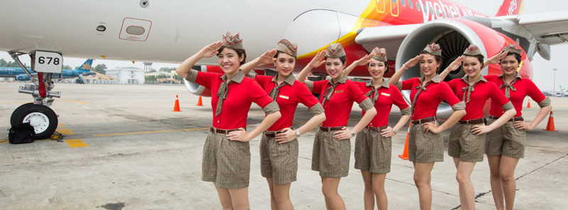 На рейсах авиакомпании VietJet работают стюардессы в бикини