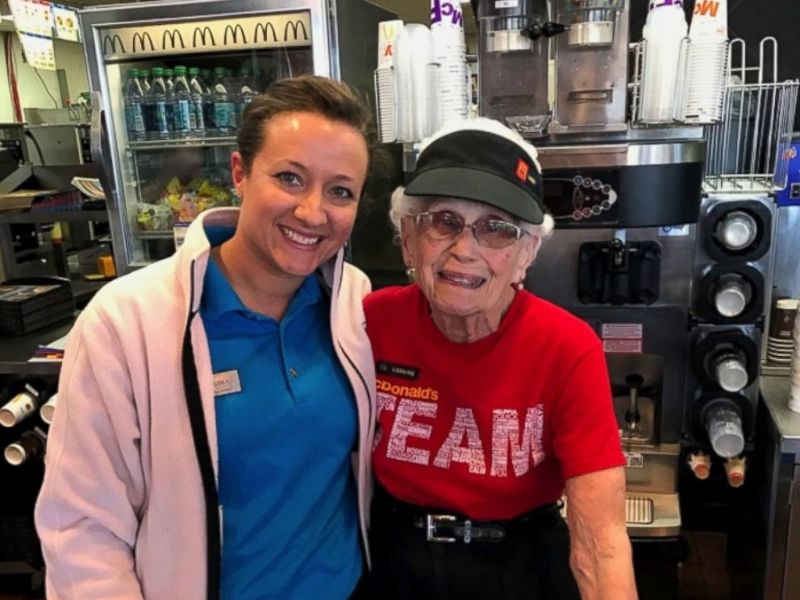 94-летняя старушка 44 года работает за кассой Макдоналдса