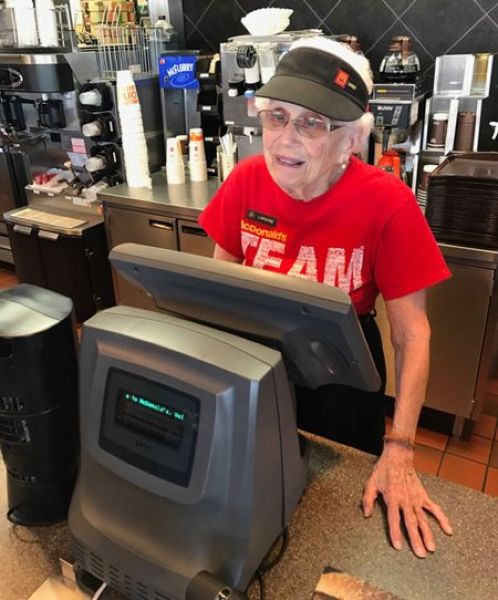 94-летняя старушка 44 года работает за кассой Макдоналдса