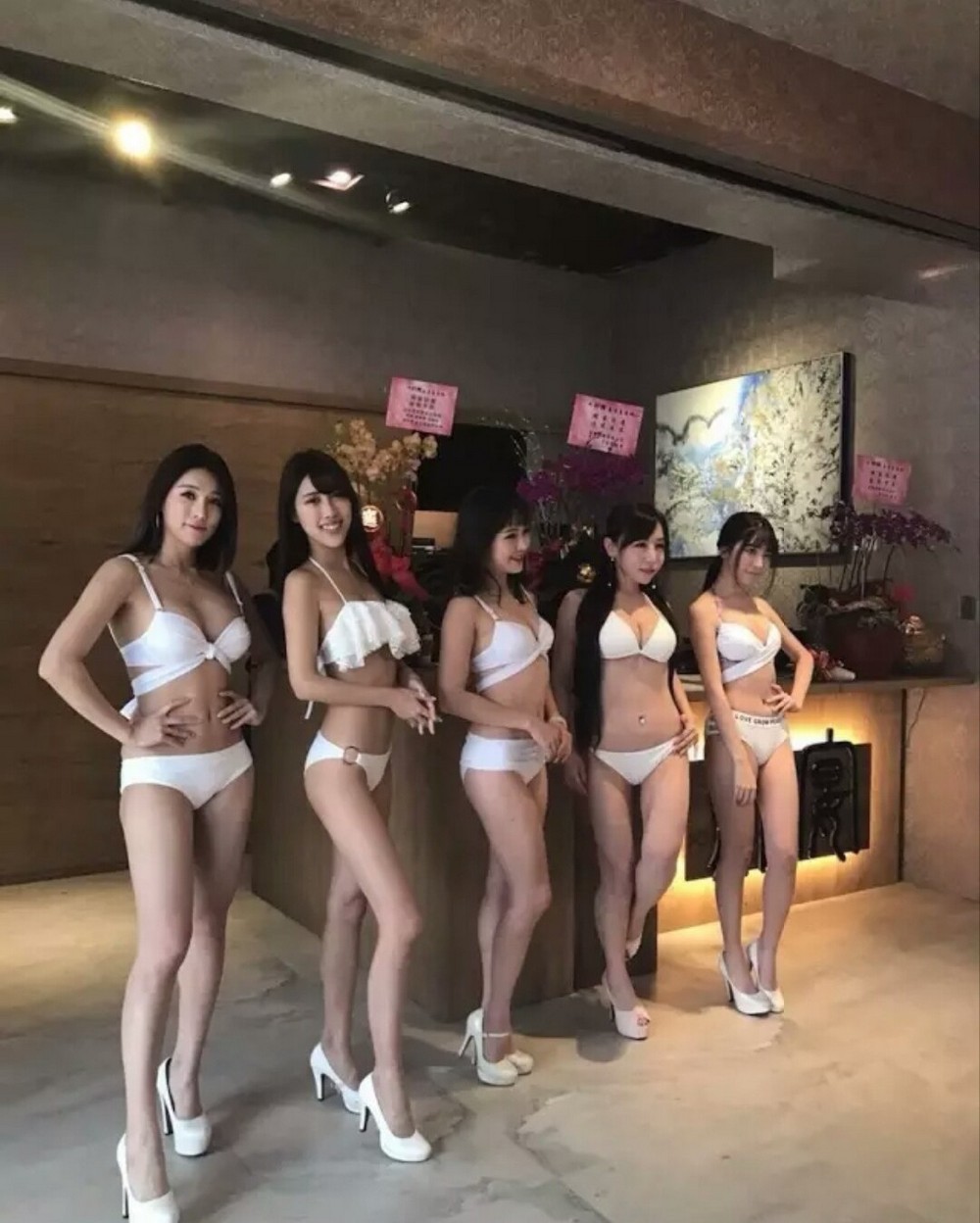 Горячие модели в купальниках - официантки китайского ресторана