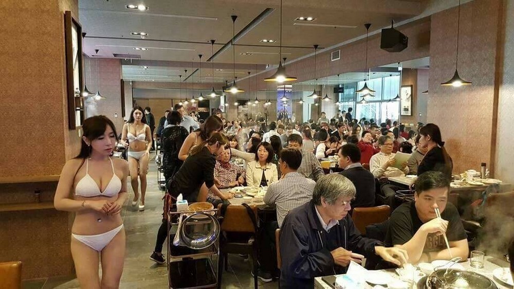 Горячие модели в купальниках - официантки китайского ресторана