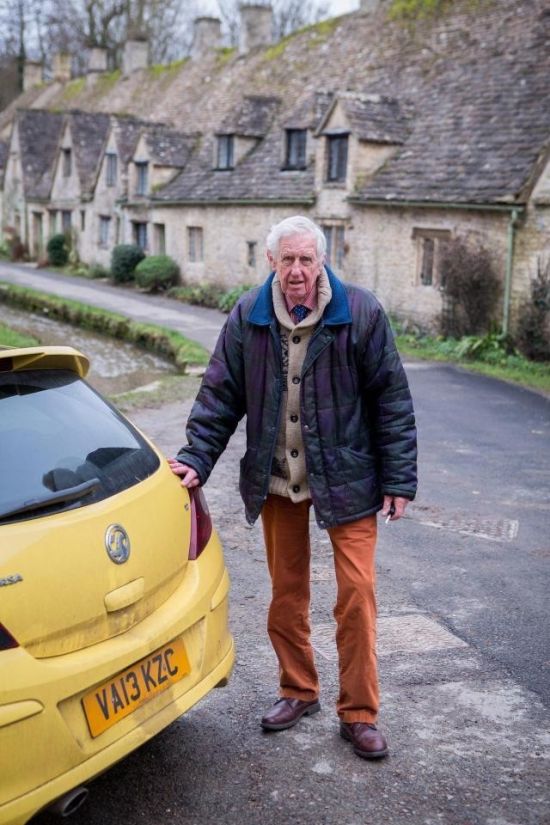 Сотни владельцев желтых автомобилей собрались, чтобы поддержать британского пенсионера