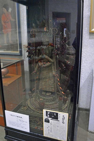 Странная буддийская скульптура из 20000 жуков