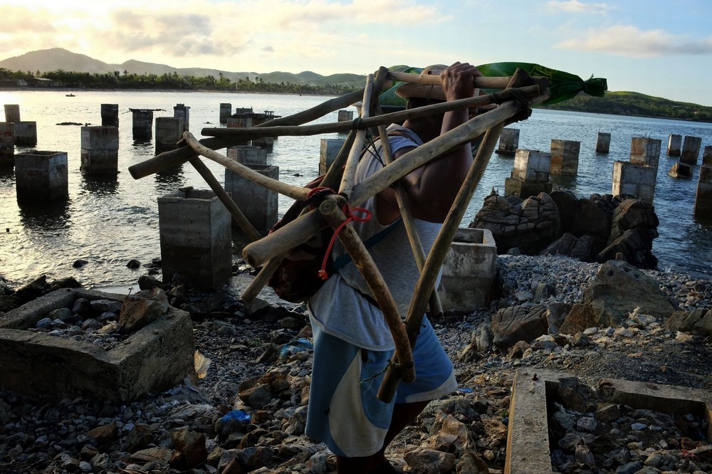 Филиппинские шахтеры ныряют в мутные воды в поисках золота