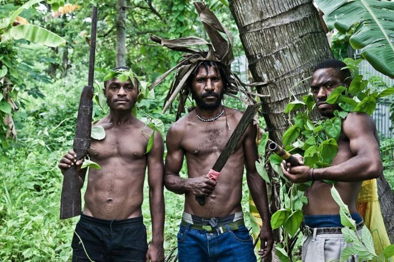 Вооруженные до зубов молодежные банды папуасов
