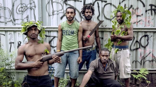 Вооруженные до зубов молодежные банды папуасов
