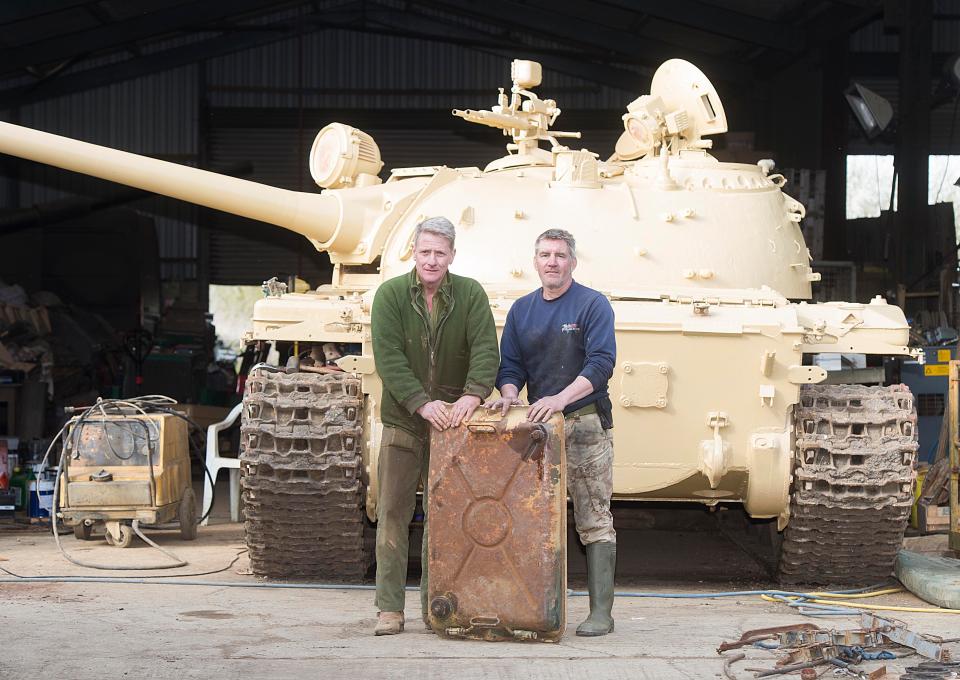 Британский коллекционер купил танк Т-54 и нашел внутри слитки золота