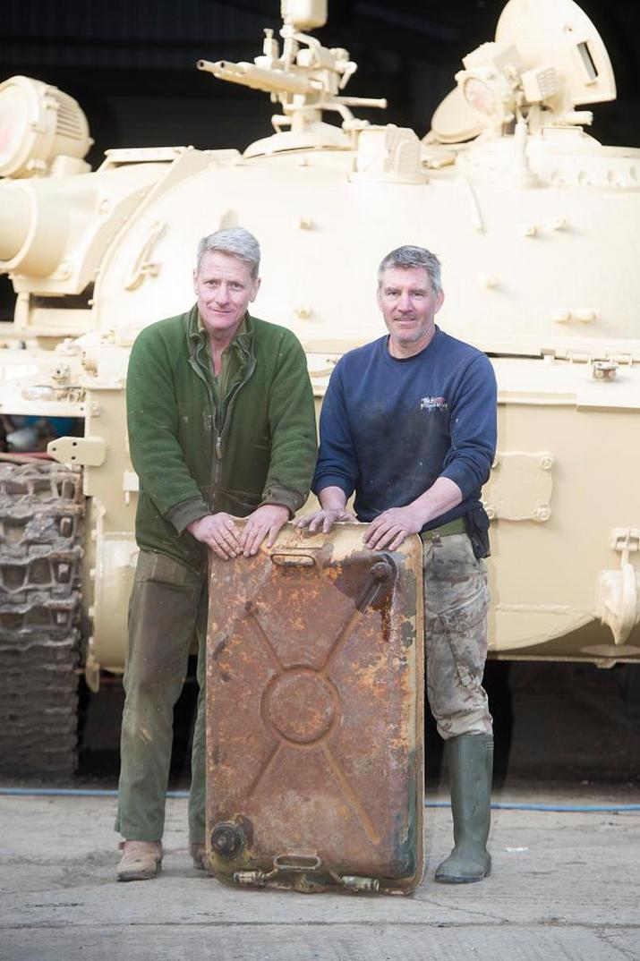 Британский коллекционер купил танк Т-54 и нашел внутри слитки золота