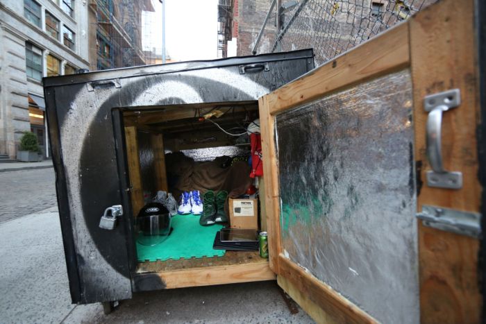 Нью-йоркский бездомный живет в деревянной коробке