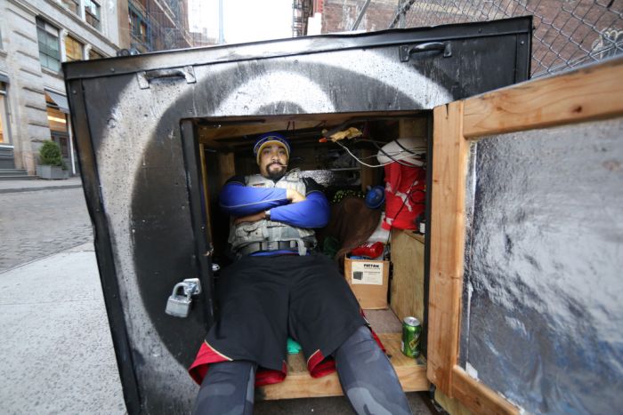 Нью-йоркский бездомный живет в деревянной коробке