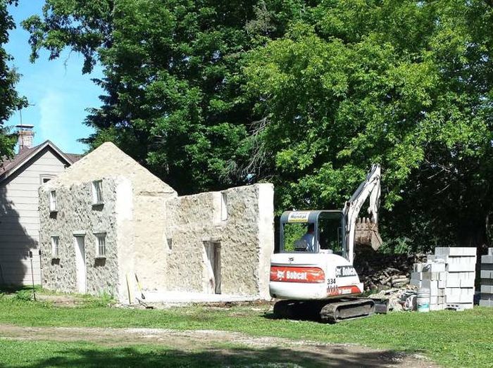 Кузница в развалинах старого дома