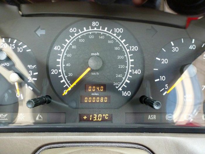 Mercedes-Benz SL 500, простоявший в гараже 20 лет