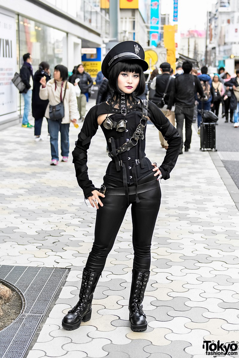 Стильные наряды японских модников на улицах Токио.