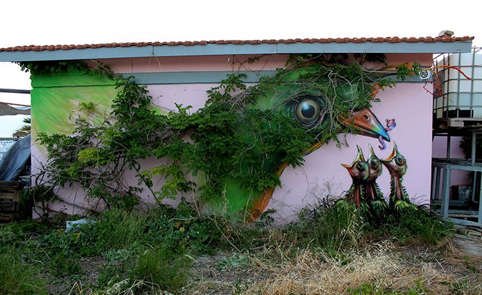 Уличное искусство взаимодействует с природой
