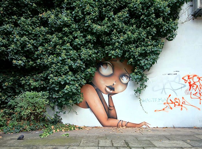 Уличное искусство взаимодействует с природой