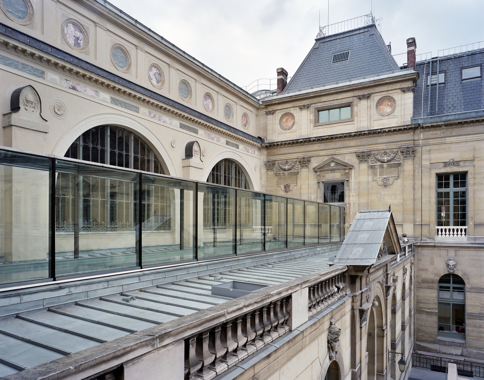 Интерьер французской Национальной библиотеки в Париже