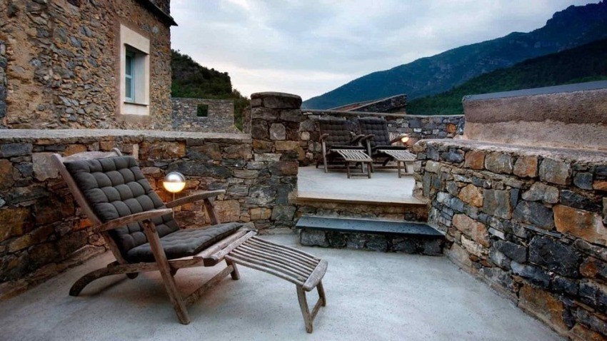 Каменная средневековая деревня в Италии