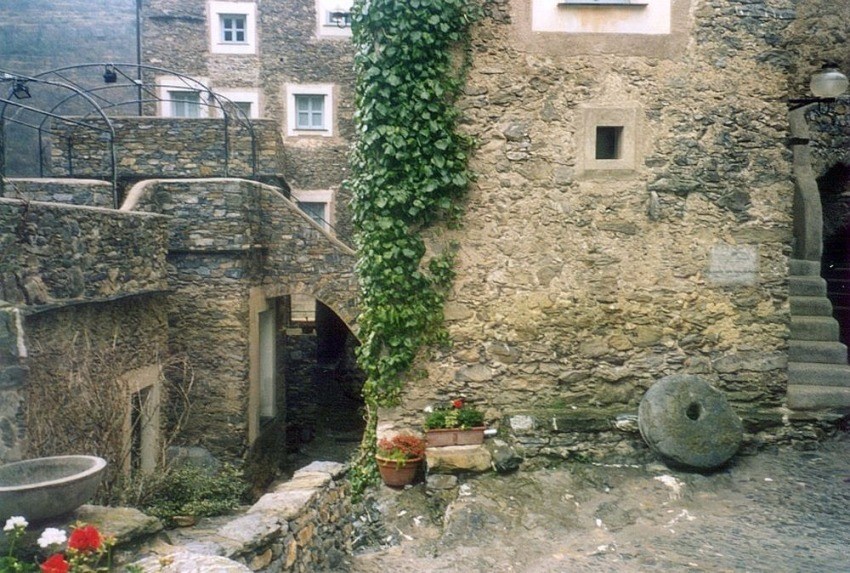 Каменная средневековая деревня в Италии