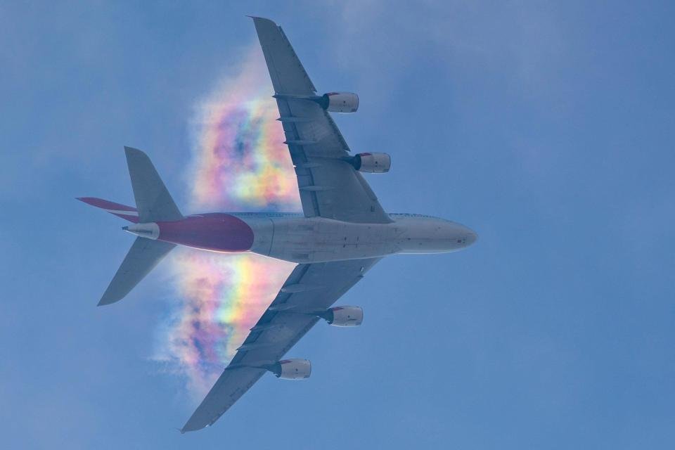 Радужный след в небе над самолетом