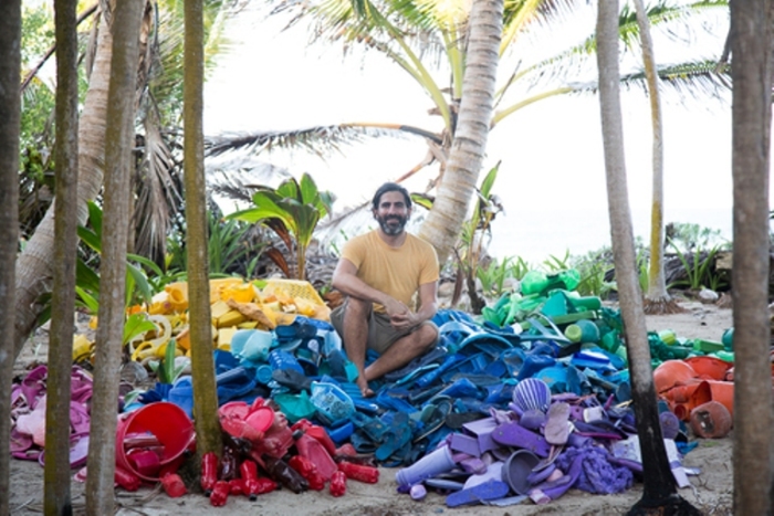 Необычные инсталляции из мусора, найденного на побережье океана