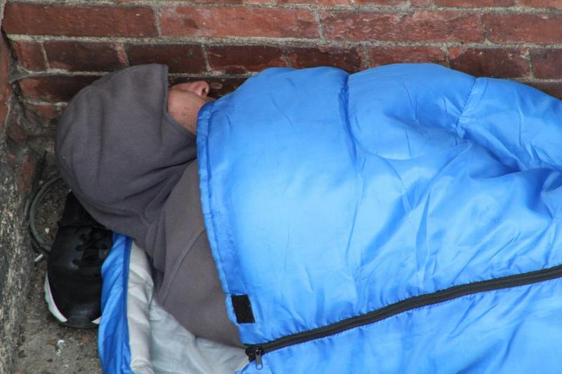 Бездомный из Лондона прославился местом для ночлега
