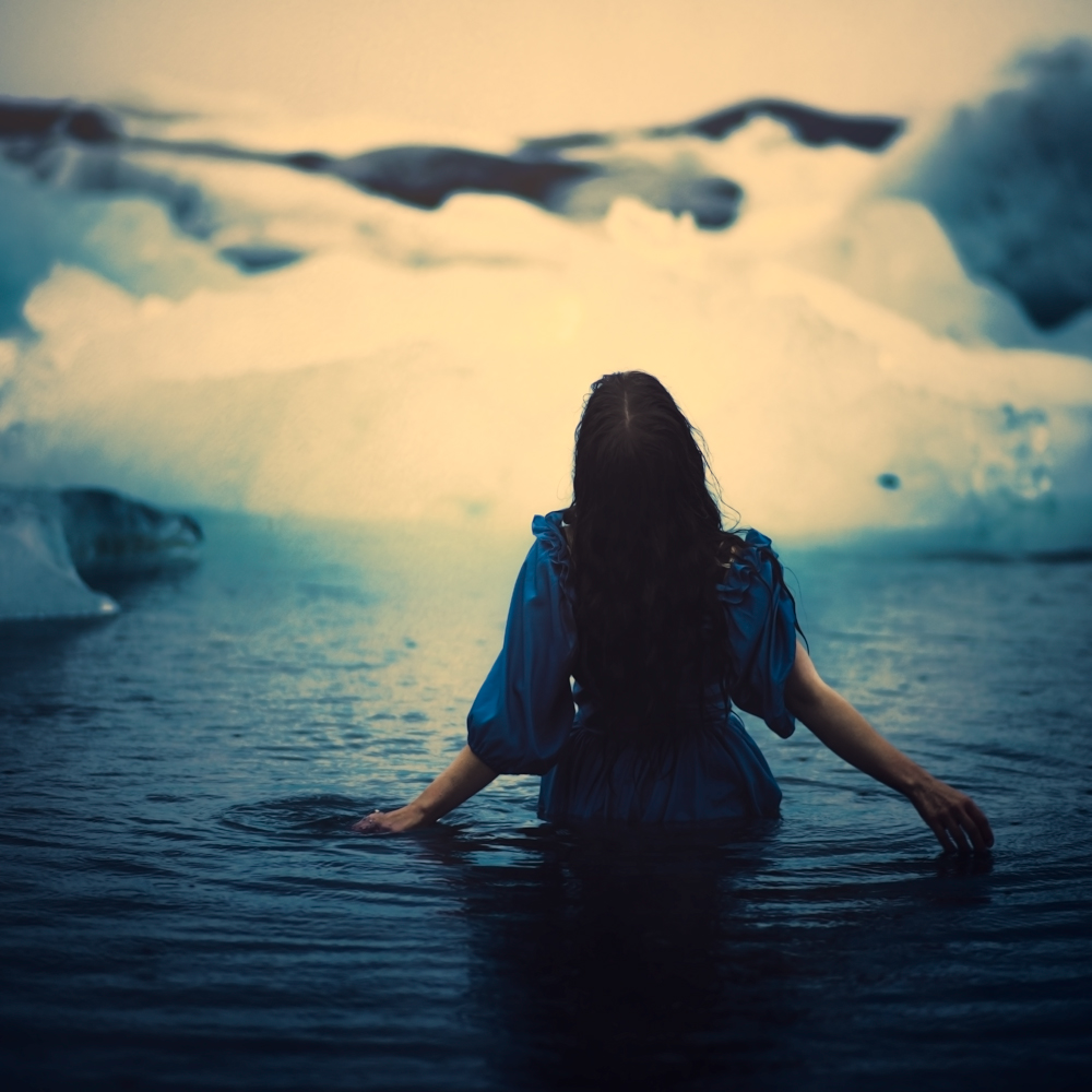 Мрачная сказка на фоне холодных пейзажей Исландии