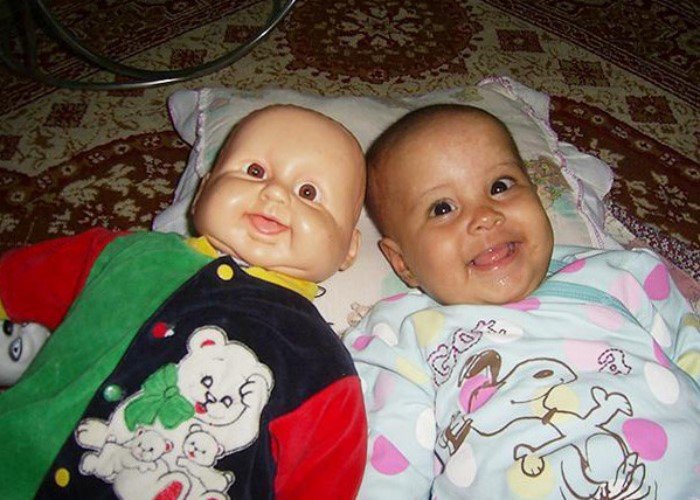 Малыши, которые нашли своих двойников в магазине игрушек