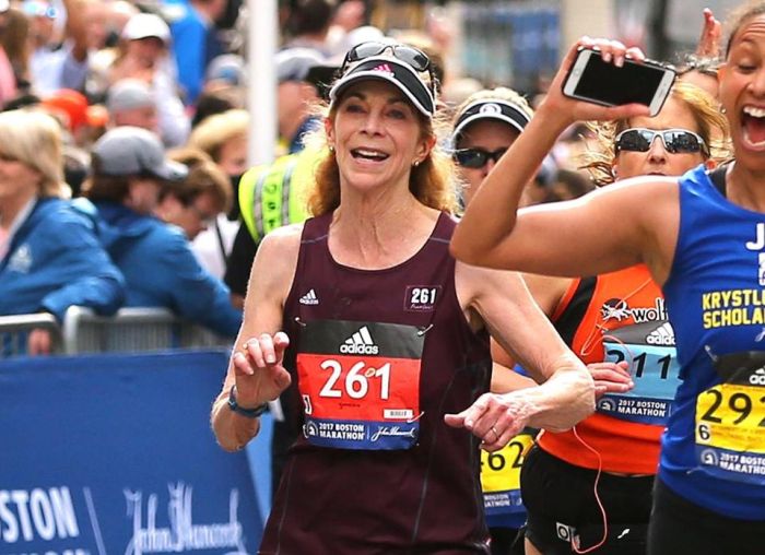 Первая участница Бостонского марафона Катрин Швитцер вновь приняла в нем участие