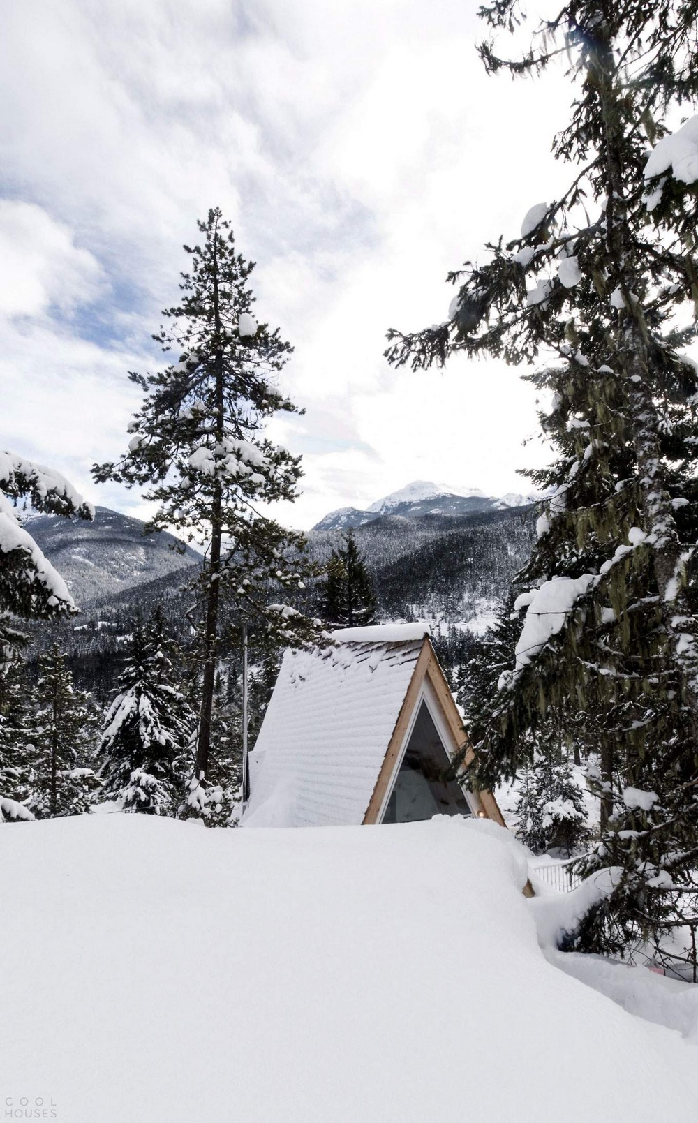 Дом для семьи сноубордистов в горах Канады