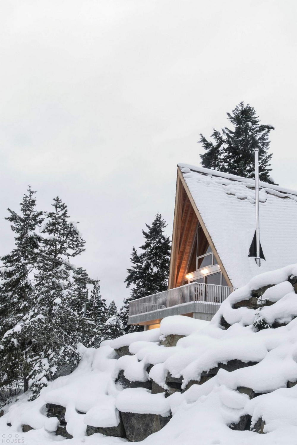 Дом для семьи сноубордистов в горах Канады