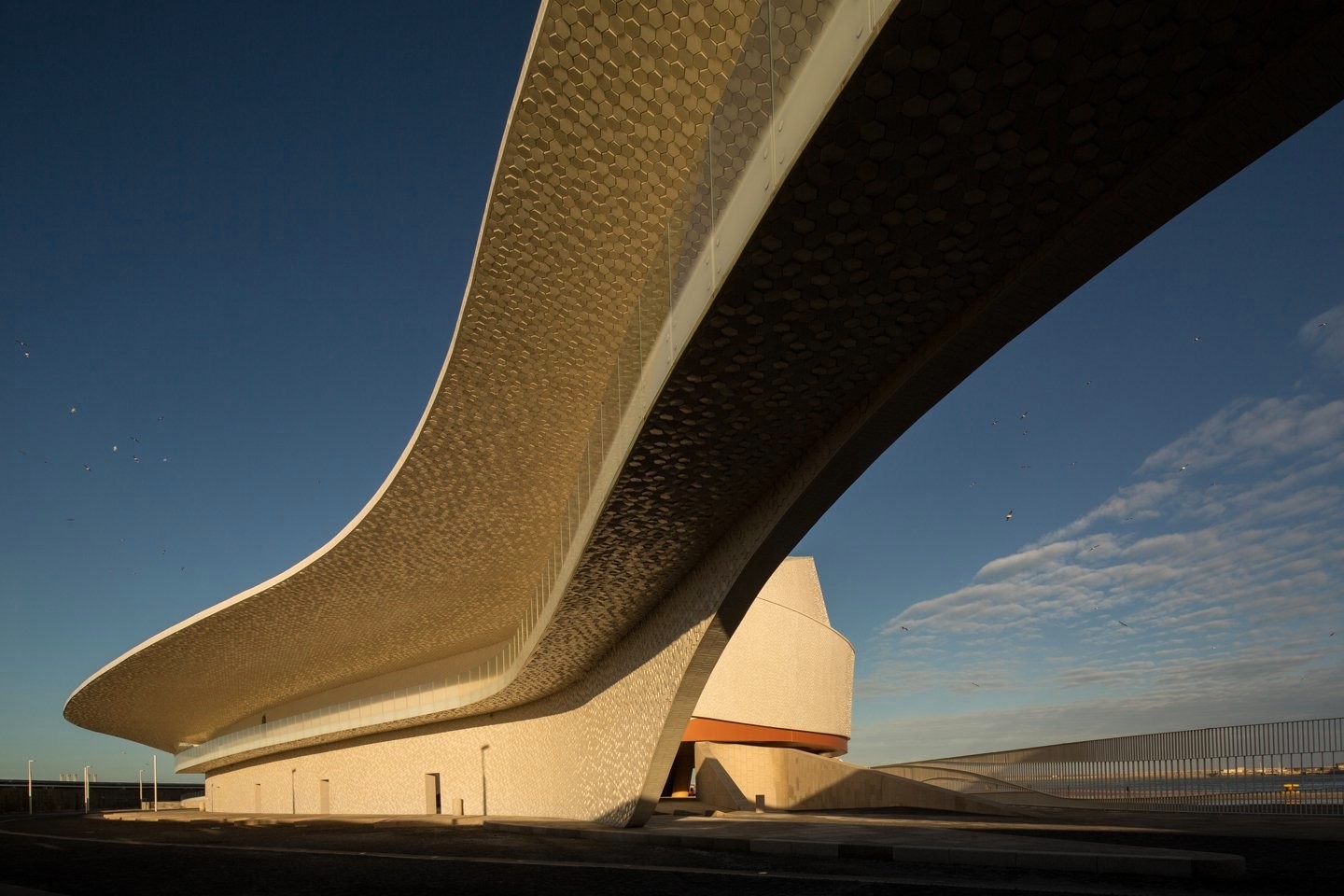 Необычная архитектура круизного терминала порта в Португалии