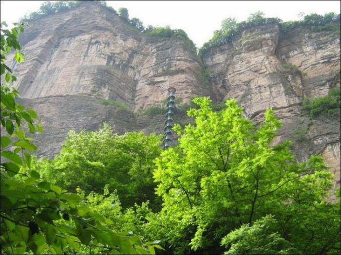 Невероятная винтовая лестница в горах Китая