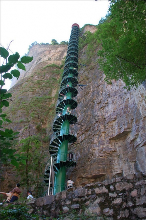 Невероятная винтовая лестница в горах Китая