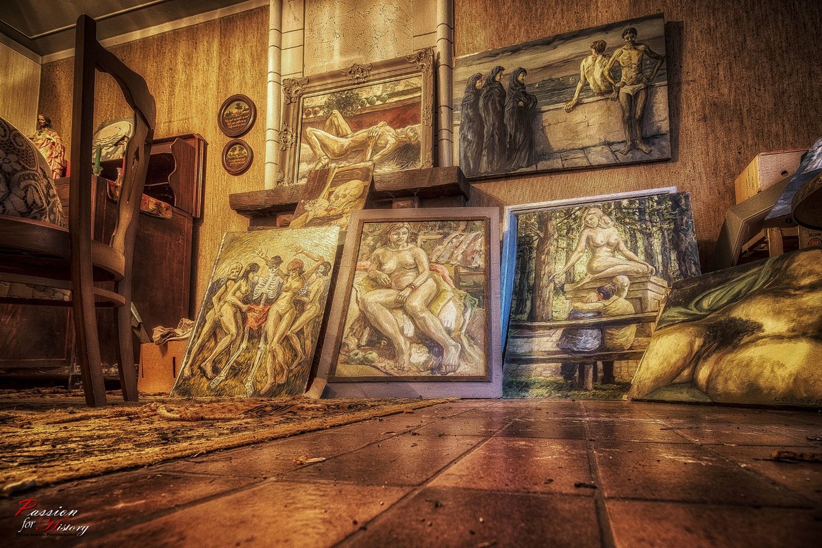 Заброшенный дом с предметами искусства