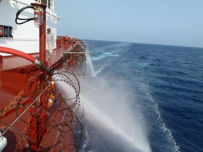 Способы защиты судна от сомалийских пиратов