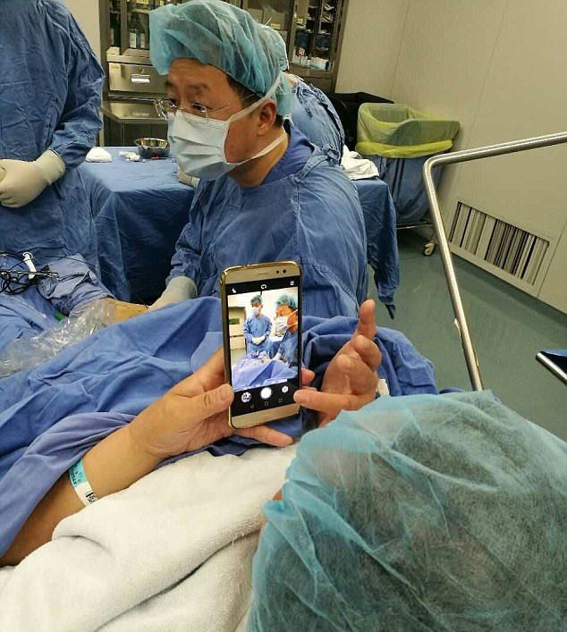 Хирурги разрешили пациентке пользоваться смартфоном во время операции