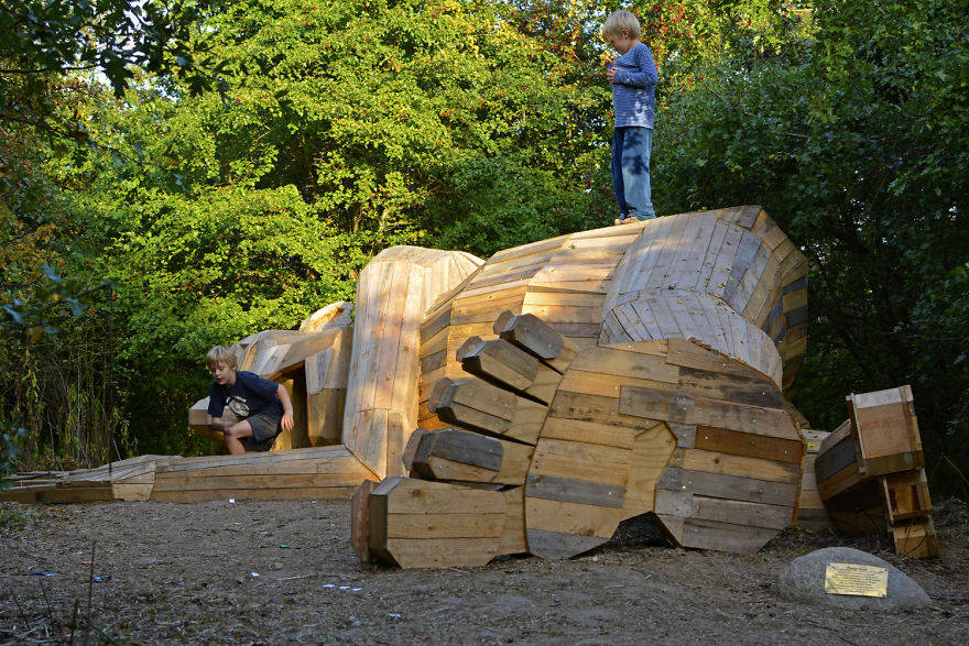 Гигантские скульптуры из переработанной древесины от Томаса Дамбо