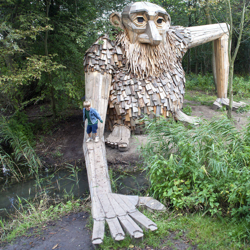 Гигантские скульптуры из переработанной древесины от Томаса Дамбо